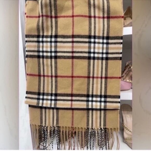 V. Fraas Plaid Scarf and Black Beret Set - Picture 10 of 11